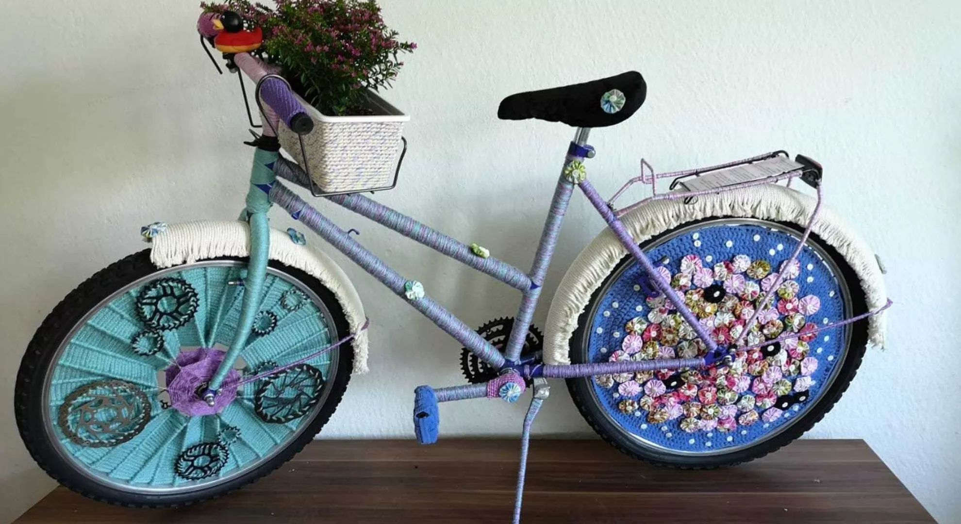 Fahrräder als Zeichen für Vielfalt und Demokratie in Bad Camberg aufgestellt