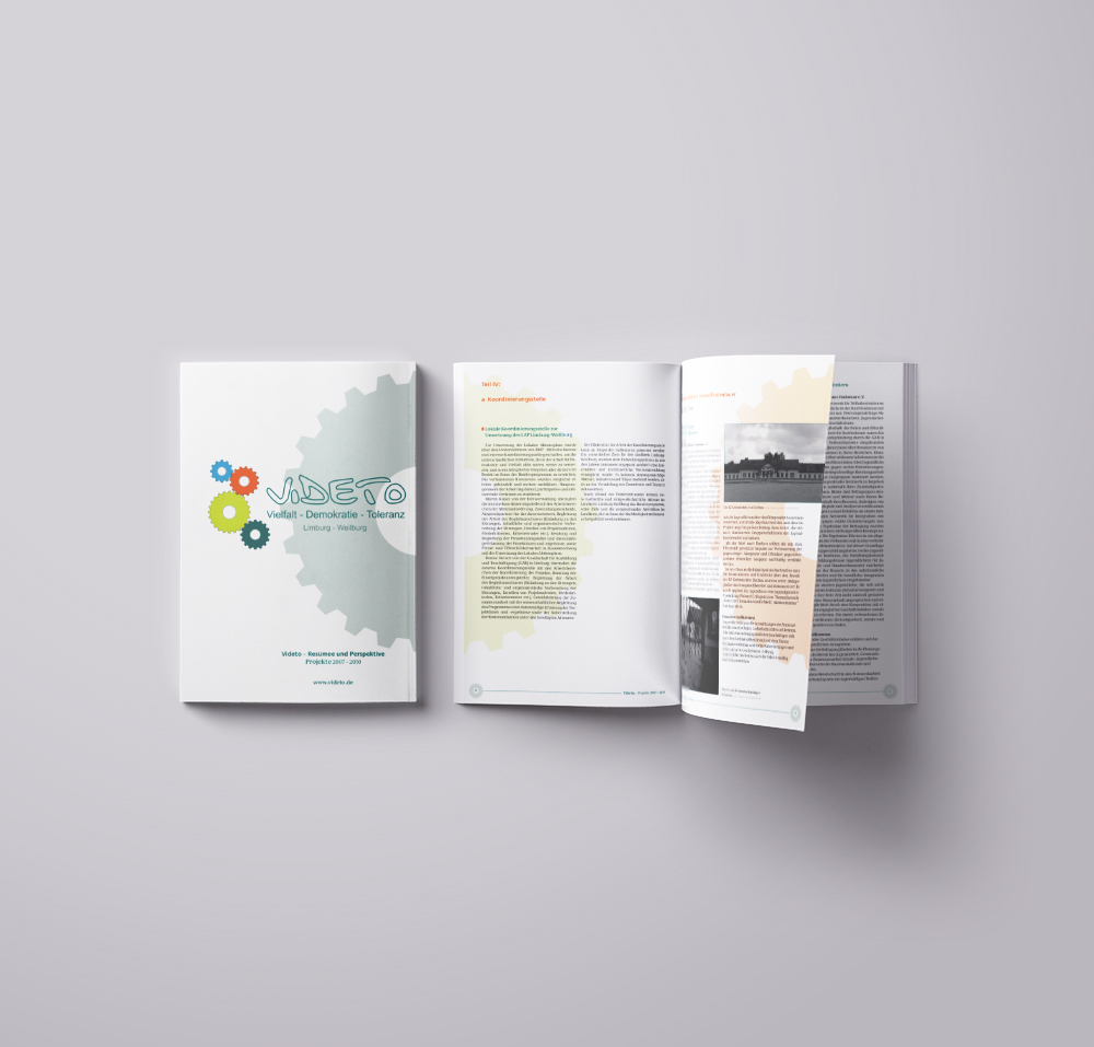 Geöffnetes VIDETO-Dokument (Brochure) mit Titelseite (Logo mit bunten Zahnrädern) und Innenseiten mit Text, das demokratisches Engagement, Vielfalt und Toleranz in der Region fördert.