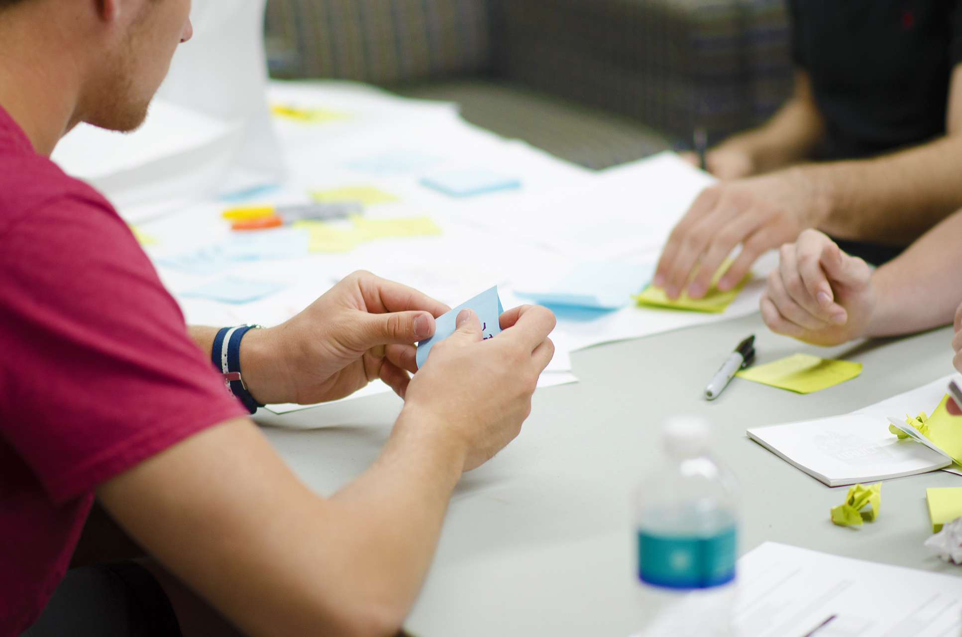 Gruppenarbeit mit Post-it-Notizen an einem Tisch: Ein Workshop zur Stärkung demokratischer Werte wie Vielfalt und Toleranz, passend zum VIDETO-Projekt, das demokratisches Engagement fördert.